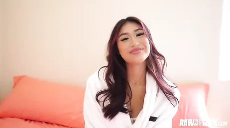 His gorgeous Asian girlfriend wakes up sexy every morning: I really want to fuck her