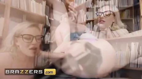 Impresionante follada en la biblioteca con dos zorras de culo gordo