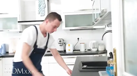 Se planta totalmente desnuda en la cocina delante del pobre fontanero