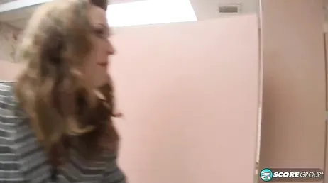 Profesora y alumna comparten la polla dura de un compañero de clase