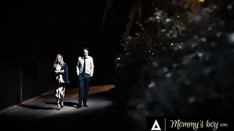 Después de la primera cita esta divorciada MILF invita al hombre a subir ...