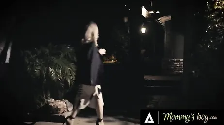 Después de la primera cita esta divorciada MILF invita al hombre a subir ...