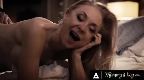 Después de la primera cita esta divorciada MILF invita al hombre a subir ...
