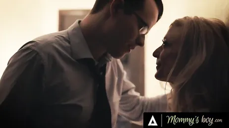 Después de la primera cita esta divorciada MILF invita al hombre a subir ...
