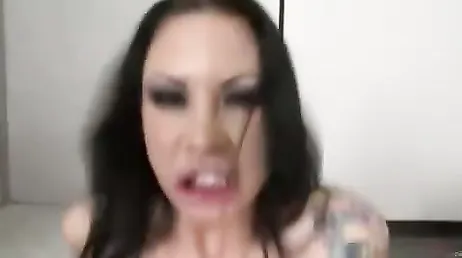 La profesora me sigue hasta el baño, se cuela y empieza a mamar mi polla