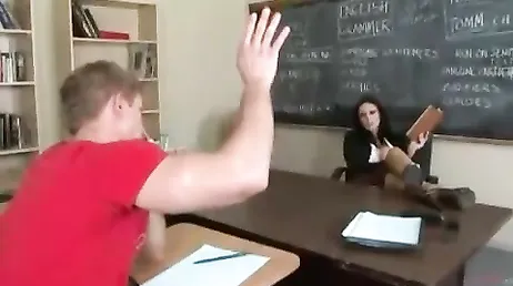 La profesora me sigue hasta el baño, se cuela y empieza a mamar mi polla