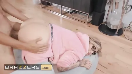 Llega a casa y sorprende a su hermanastra con el culazo a la vista ...