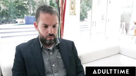 Al cornudo de mi marido no le importa que el vecino me clave la polla