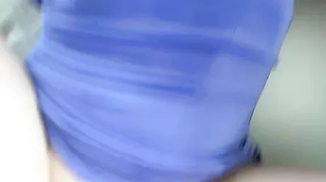 Grabando las increibles tetas naturales de su novia (y follándola un poco)