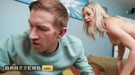 Min kompis flickvän ger mig en avrunkning i soffan... med honom precis där!!