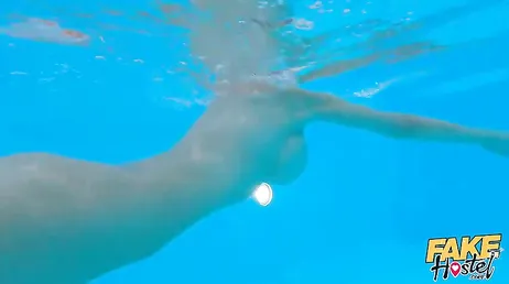 Na piscina do hotel, ele se depara com uma loira nua e voluptuosa...!!