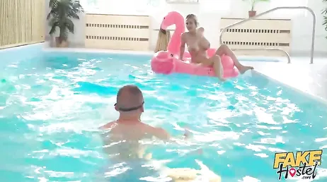 Na piscina do hotel, ele se depara com uma loira nua e voluptuosa...!!