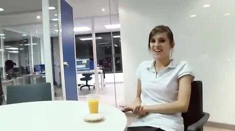 Mi vecino es un salido pero voy a dejarle que folle mi coño con preservativo