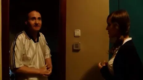 Mi vecino es un salido pero voy a dejarle que folle mi coño con preservativo