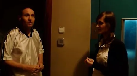 Mi vecino es un salido pero voy a dejarle que folle mi coño con preservativo