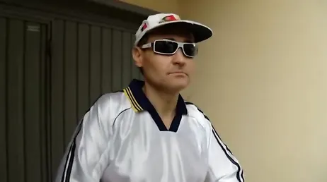 Mi vecino es un salido pero voy a dejarle que folle mi coño con preservativo