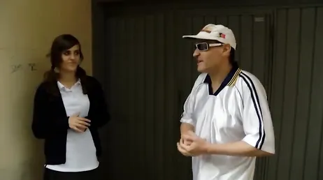 Mi vecino es un salido pero voy a dejarle que folle mi coño con preservativo