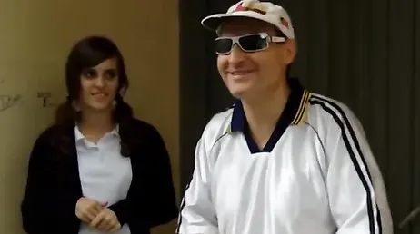 Mi vecino es un salido pero voy a dejarle que folle mi coño con preservativo