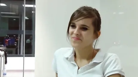 Mi vecino es un salido pero voy a dejarle que folle mi coño con preservativo