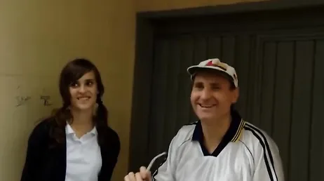 Mi vecino es un salido pero voy a dejarle que folle mi coño con preservativo