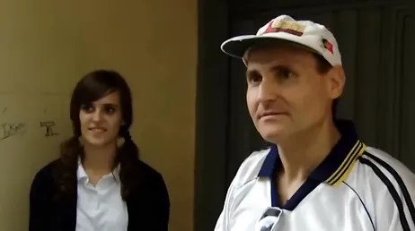 Mi vecino es un salido pero voy a dejarle que folle mi coño con preservativo
