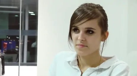 Mi vecino es un salido pero voy a dejarle que folle mi coño con preservativo