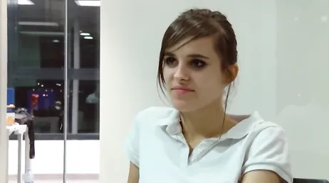Mi vecino es un salido pero voy a dejarle que folle mi coño con preservativo