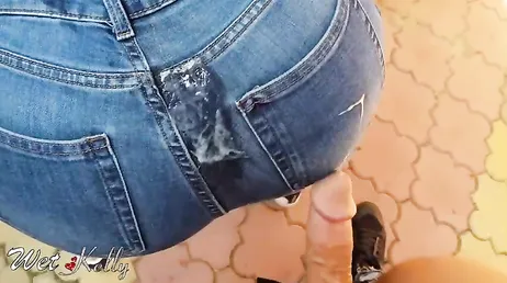Mamando polla sin parar y recibiendo toda la carga de semen en el vaquero