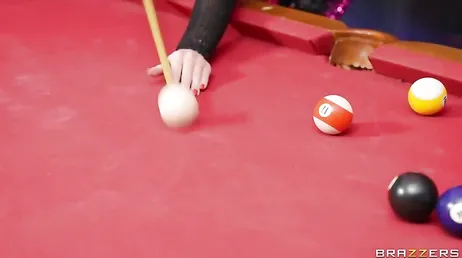 Spänningen i att spela en omgång strippbiljard med sin heta vän