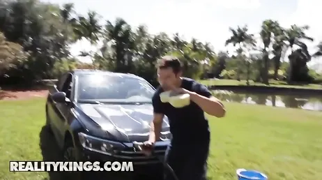 Die Nachbarin hat einen tollen Hintern, während sie das Auto ihres Mannes im Garten wäscht.
