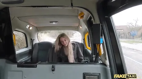 Vacker blondin med en fantastisk kropp kommer hem från en fest... riktigt kåt.