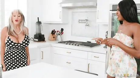 El trio de sus sueños (y posiblemente de su vida) con su novia ... y su suegra