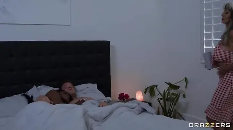 El trio de sus sueños (y posiblemente de su vida) con su novia ... y su suegra