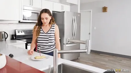 Sta provando i nuovi occhiali per la realtà virtuale con la sua ragazza... e sua suocera.
