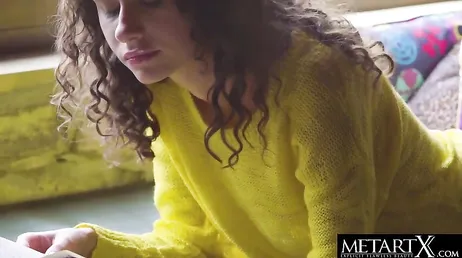 Universitaria sexy y delgada se calienta leyendo un libro erótico y se masturba