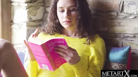Universitaria sexy y delgada se calienta leyendo un libro erótico y se masturba