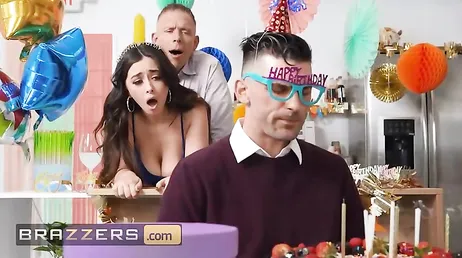 El cumpleaños del cornudo de mi novio y su mejor amigo aqui: qué morbo