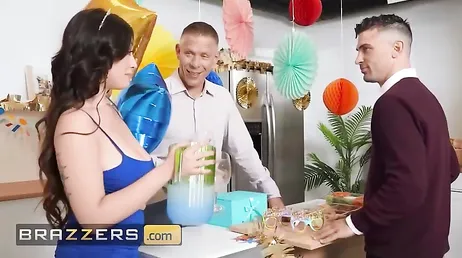 El cumpleaños del cornudo de mi novio y su mejor amigo aqui: qué morbo