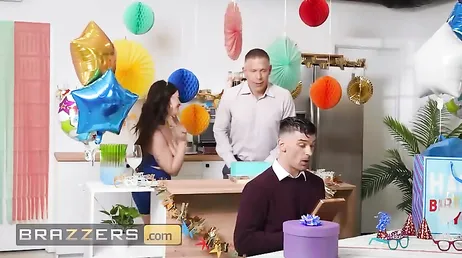 El cumpleaños del cornudo de mi novio y su mejor amigo aqui: qué morbo