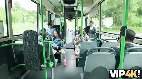 Uno sconosciuto la avvicina sull'autobus e finiscono per fare sesso proprio lì...!!
