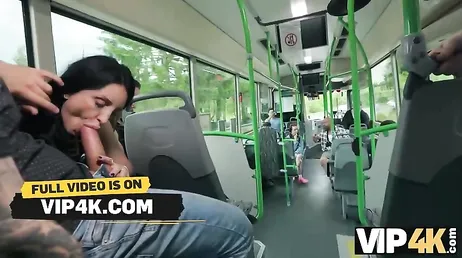 Uno sconosciuto la avvicina sull'autobus e finiscono per fare sesso proprio lì...!!