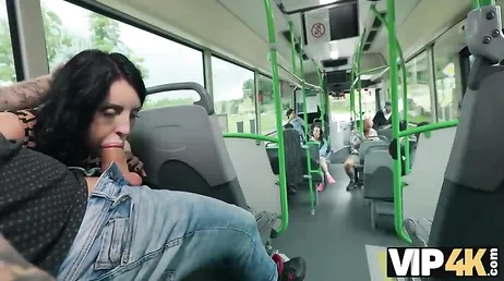 Uno sconosciuto la avvicina sull'autobus e finiscono per fare sesso proprio lì...!!