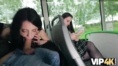 Uno sconosciuto la avvicina sull'autobus e finiscono per fare sesso proprio lì...!!