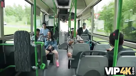 Uno sconosciuto la avvicina sull'autobus e finiscono per fare sesso proprio lì...!!