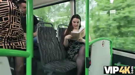 Uno sconosciuto la avvicina sull'autobus e finiscono per fare sesso proprio lì...!!