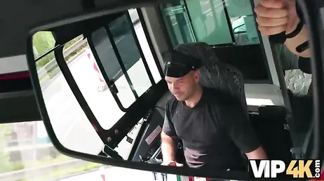Uno sconosciuto la avvicina sull'autobus e finiscono per fare sesso proprio lì...!!