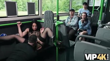 Uno sconosciuto la avvicina sull'autobus e finiscono per fare sesso proprio lì...!!