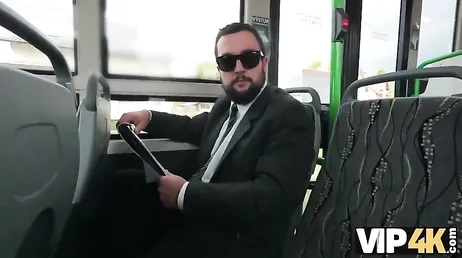 Uno sconosciuto la avvicina sull'autobus e finiscono per fare sesso proprio lì...!!