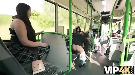 Uno sconosciuto la avvicina sull'autobus e finiscono per fare sesso proprio lì...!!