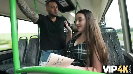 Um estranho se aproxima dela no ônibus e eles acabam fazendo sexo ali mesmo...!!
